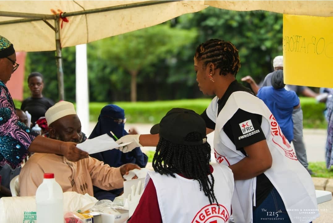 RedcrossabjBr's tweet photo. Recently, the NRCS FCT-Abuja Branch, collaborated with @EHAClinics in a medical outreach organised by @brainsandhammer, Life Camp Abuja Nigeria. 

This initiative aimed to improve community health awareness. https://t.co/eOcbTDjU35