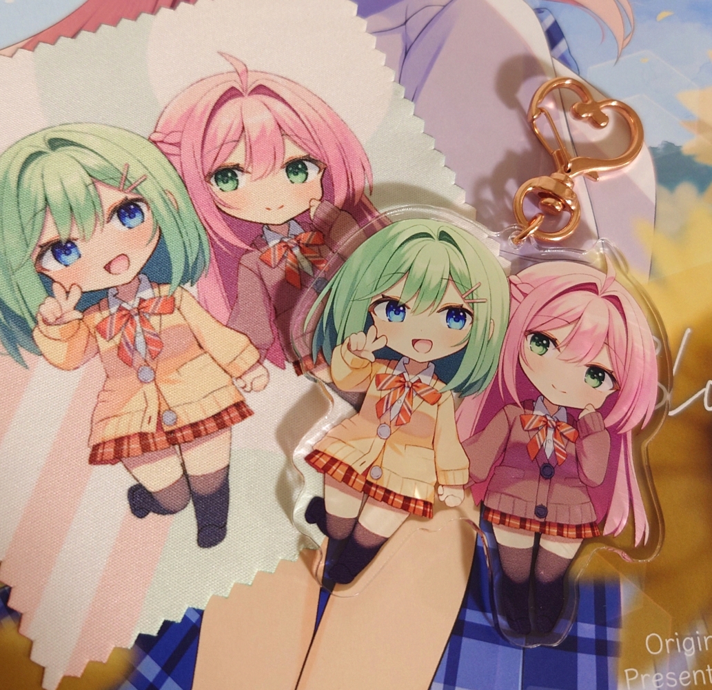 夏コミのグッズ！
新刊+アクキー+メガネ拭きの新刊セットになります～～✌️✨