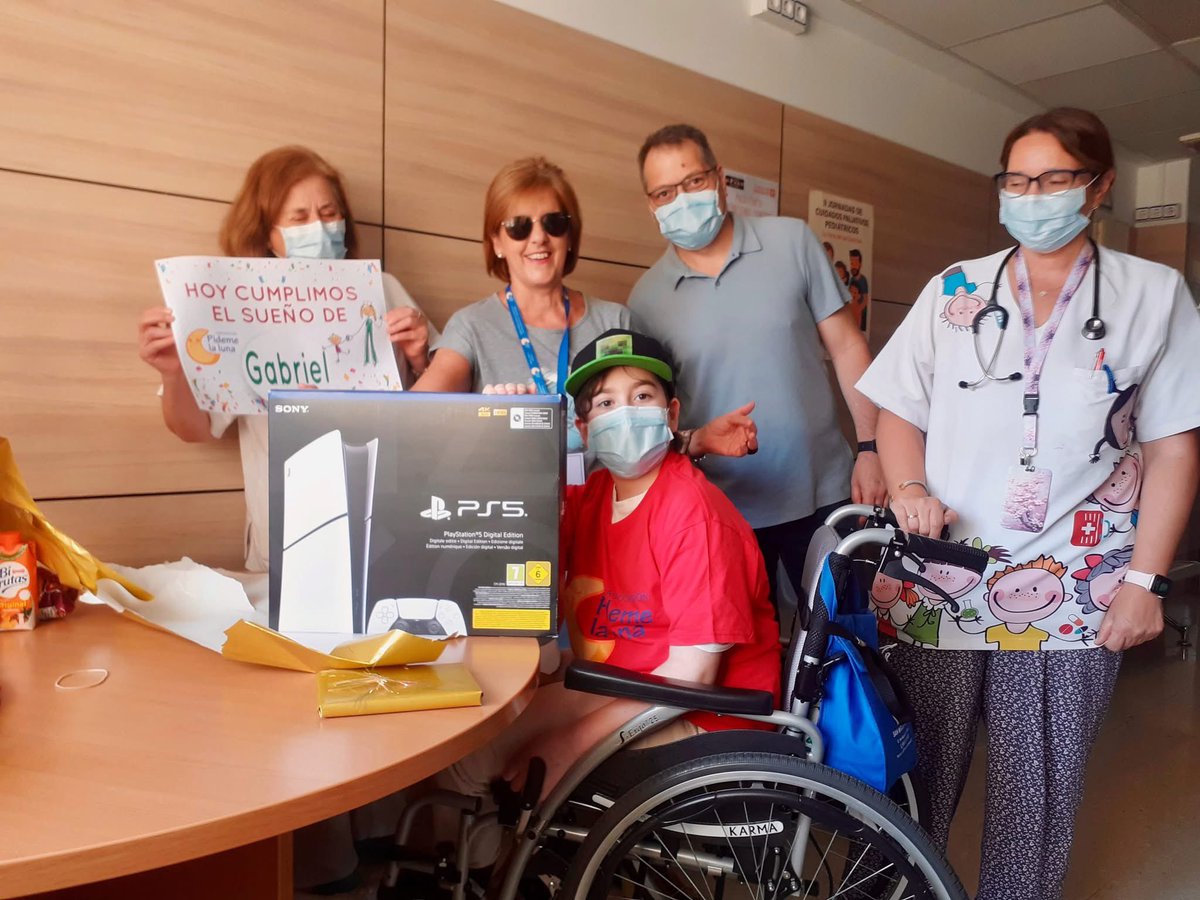 🎁 Gabriel, de 10 años, no podía creerlo: ¡su sueño se hizo realidad! Le entregamos una PS5 con su juego favorito de fútbol ⚽ y nos dijo: “¡Me vais a matar de la emoción!” 💓 Gracias por tu fuerza, campeón.
⬇️
pidemelaluna.org/gabriel-y-su-g…

#PídemeLaLuna #SueñosCumplidos