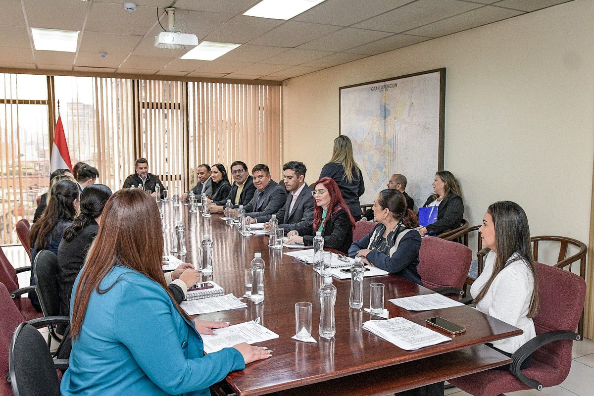 El vicepresidente <a href="/AllianaPedro/">Pedro Alliana</a>, se reunió con directores y jefes de área de la Vicepresidencia de la República para revisar los avances en la implementación del Sistema de Control Interno y realizar un análisis conjunto de los resultados y su efectividad.

Esta actividad forma