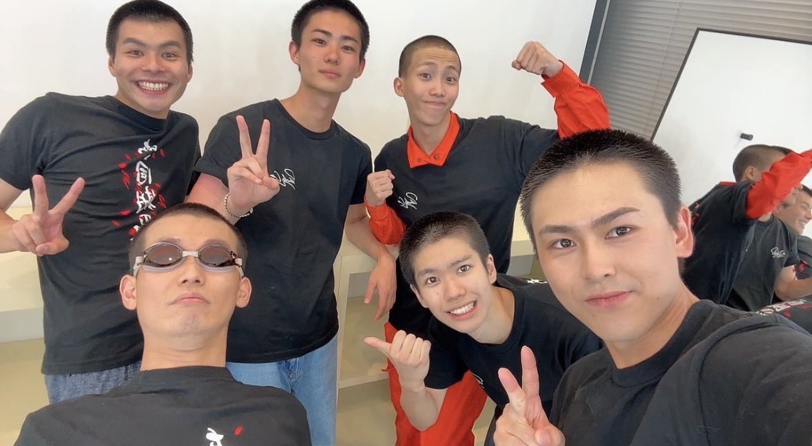 先日錦織さんのFC番組
「ハイエンドな夜に」
「あゝ同期の桜」特攻隊役6人で出演いたしました！
僕のあの歌声も聴けます笑笑

舞台の裏話や特攻隊達のカラオケ！
錦織さんの生歌唱も聞けて贅沢なお時間でした！！
後日収録した動画も観れますので！
ぜひご覧ください！！！

#あゝ同期の桜