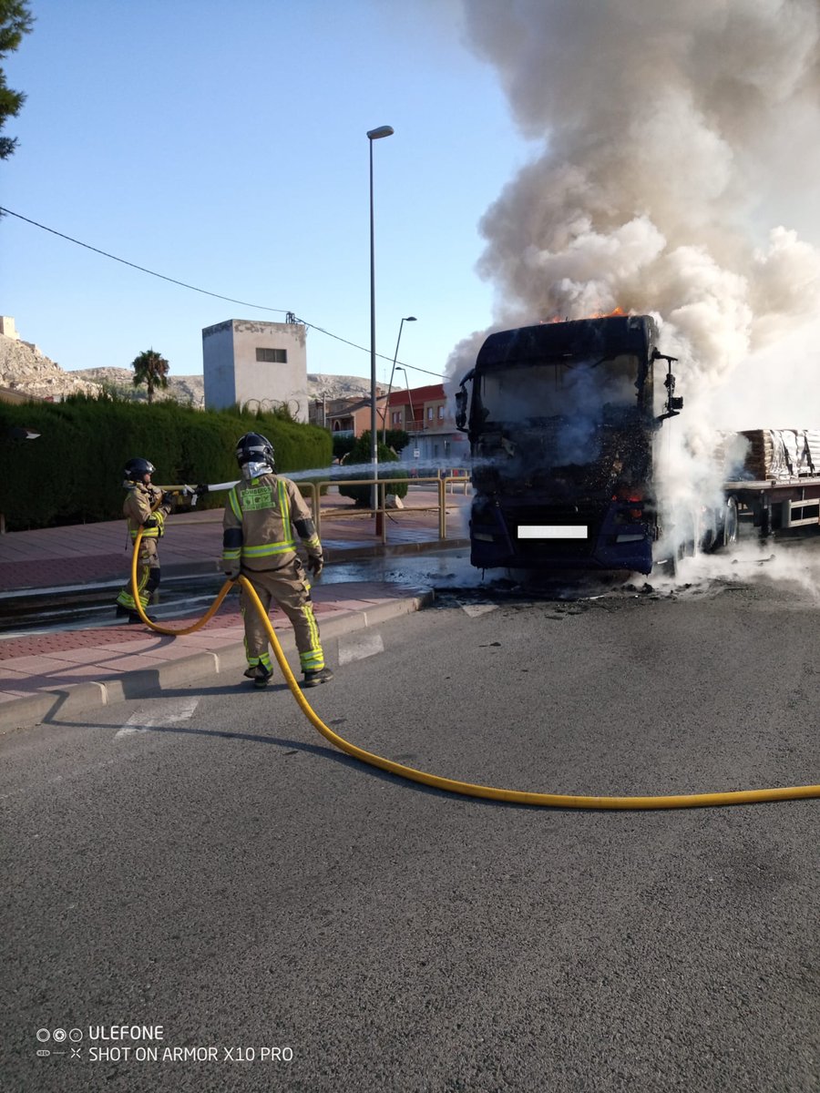 112rmurcia's tweet image. 📢 Bomberos del Consorcio de Extinción de Incendios y Salvamento de la Región de Murcia han extinguido el incendio de un camión en La Gran Vía de #Mula.

Han intervenido:
🚒 @BomberosCEIS_RM 
🚓 #Policía_Local_Mula 

▶️ noticias.112rmurcia.es/?p=12375 

📷 Fotografía facilitada por
