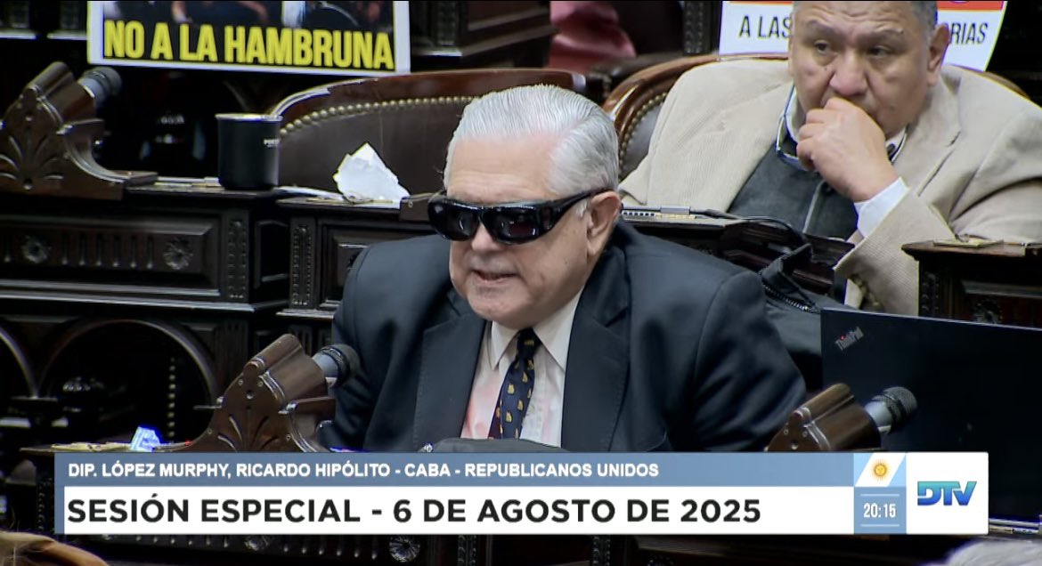 "Tiene la palabra el diputado cíclope"

- Magneto está poniendo en peligro nuestro país