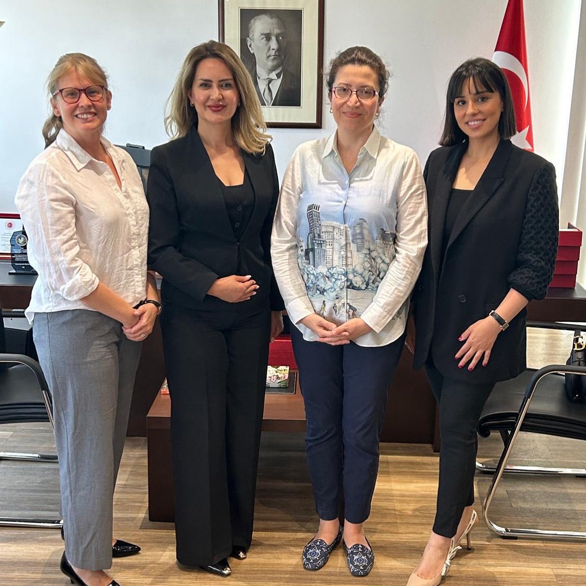 CHP Frankfurt Kadınlar Kolu üyeleri Başkonsolosluğumuza nezaket ziyaretinde bulunarak çalışmaları hakkında bilgi vermişlerdir. Nazik ziyaretleri için teşekkür ediyoruz.