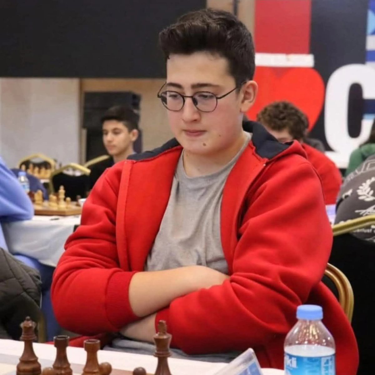 28 Temmuz – 4 Ağustos 2025 tarihleri arasında Yunanistan’ın Kavala kentinde düzenlenen Uluslararası Satranç Turnuvası’nda 2541 ELO performansı göstererek ikinci IM (Uluslararası Usta) normunu alan Kozanlı sporcumuz Serdar Murat Yıldız’ı gönülden tebrik ediyorum.