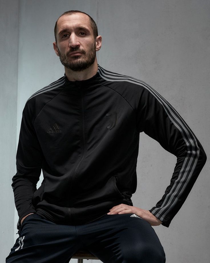 Adidas nylon noir, son regard hypnotisant et dominant ! Sans me parler, juste a me regarder, il n'a rien a faire pour m'adopter en tant qu'esclave. Je suis tombé sous son charme au premier regard #mnwo