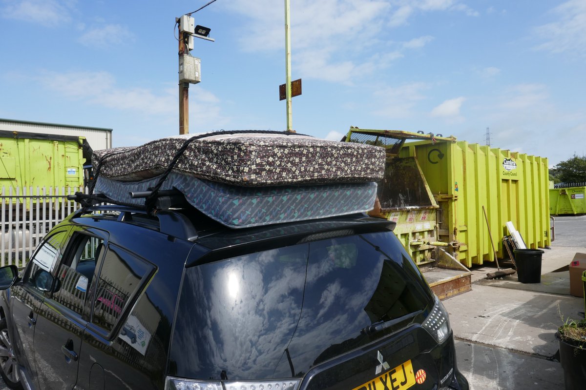 TheLengthsman's tweet image. You are not allowed to put #mattresses in a skip, so a trip to the tip in #Barrow 
There are always queues !