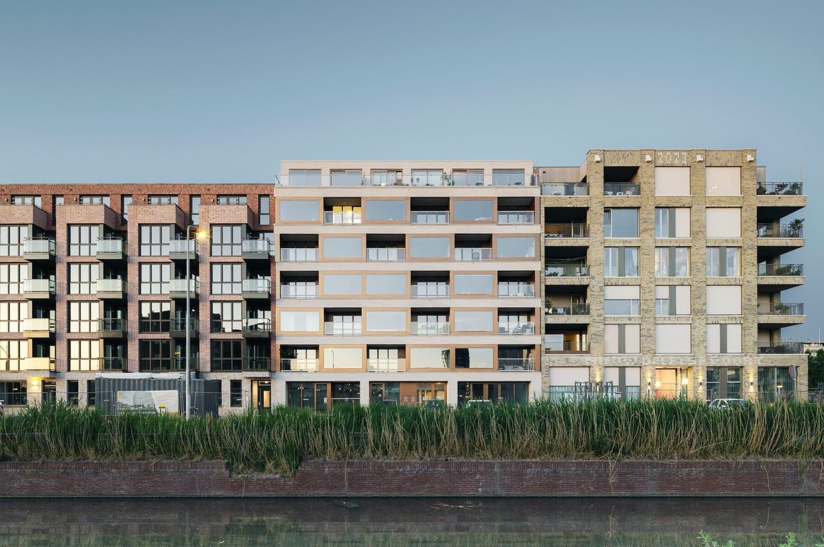 Archello's tweet image. OPEN architects’ Prisma Delft adapts gracefully to its urban context with three distinct façades—bold brick and copper bays along the canal.
buff.ly/hVSzVX9

#ContextualArchitecture #BrickAndCopper #UrbanHousingDesign