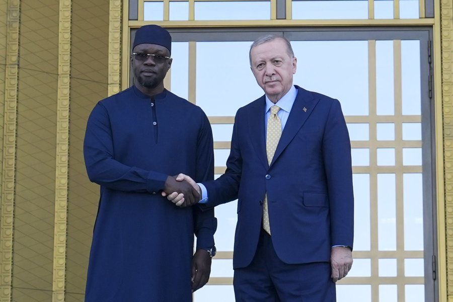 🇹🇷 Mavi Vatan (@patrie_bleue) on Twitter photo 🇹🇷🇸🇳 Başkan Recep Tayyip Erdoğan, Senegal Başbakanı Ousmane Sonko’u Resmi Törenle Karşıladı.
🇹🇷🇸🇳 Le président Recep Tayyip Erdoğan a accueilli le Premier ministre sénégalais Ousmane Sonko lors d'une cérémonie officielle.
📍Cumhurbaşkanlığı <a href="/RTErdogan/">Recep Tayyip Erdoğan</a> & <a href="/SonkoOfficiel/">Ousmane Sonko</a> 🇹🇷🇸🇳 Başkan Recep Tayyip Erdoğan, Senegal Başbakanı Ousmane Sonko’u Resmi Törenle Karşıladı.
🇹🇷🇸🇳 Le président Recep Tayyip Erdoğan a accueilli le Premier ministre sénégalais Ousmane Sonko lors d'une cérémonie officielle.
📍Cumhurbaşkanlığı <a href="/RTErdogan/">Recep Tayyip Erdoğan</a> & <a href="/SonkoOfficiel/">Ousmane Sonko</a>