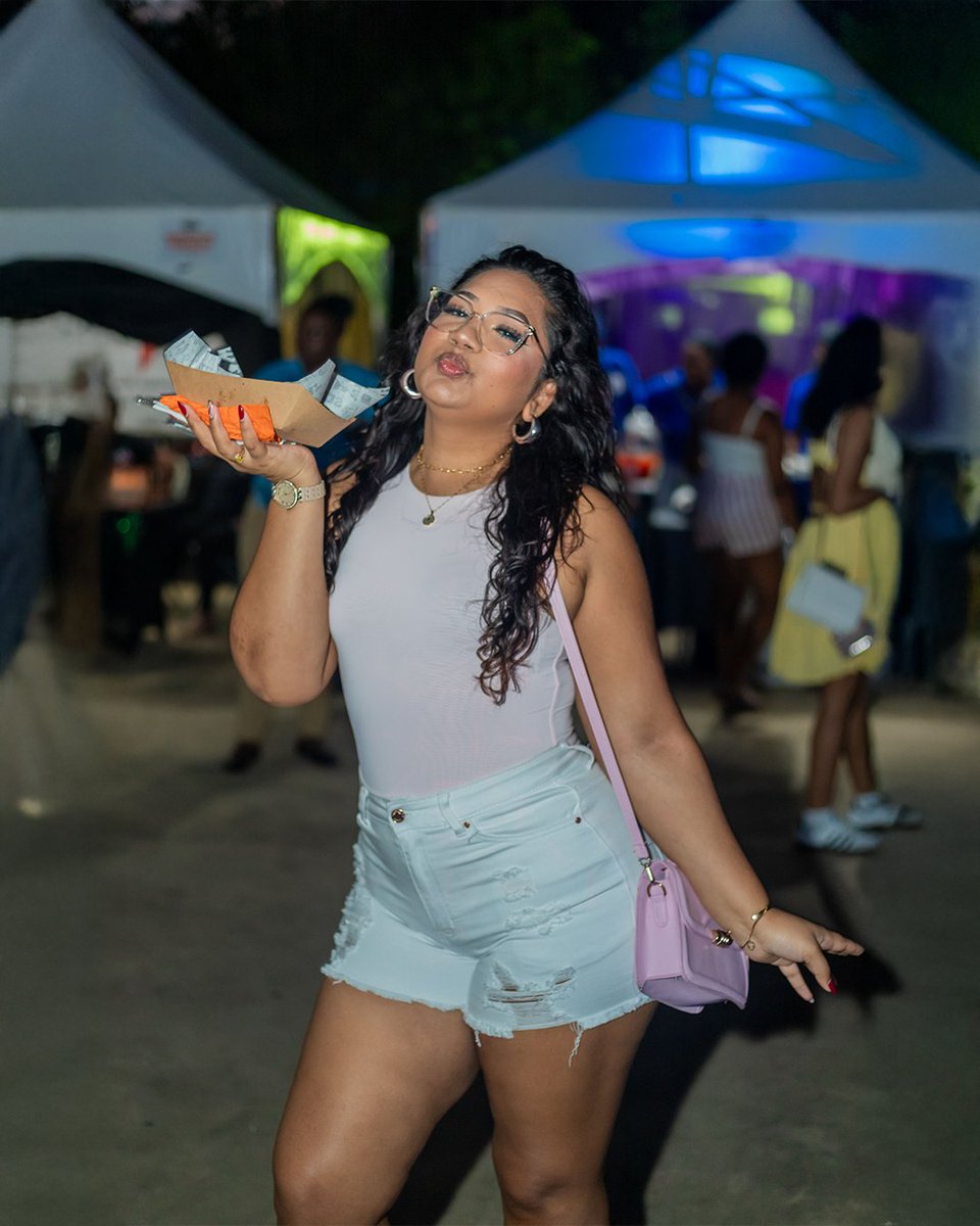 EEEmpire's tweet image. She pulled up, got her plate, and stole the frame 🍗📸
Barbahol 2025 gave vibes and flavor.
The full gallery’s now live: eeempire.com/galleries/barb…
#Barbahol2025 #BBQFestival #CoolerVibes