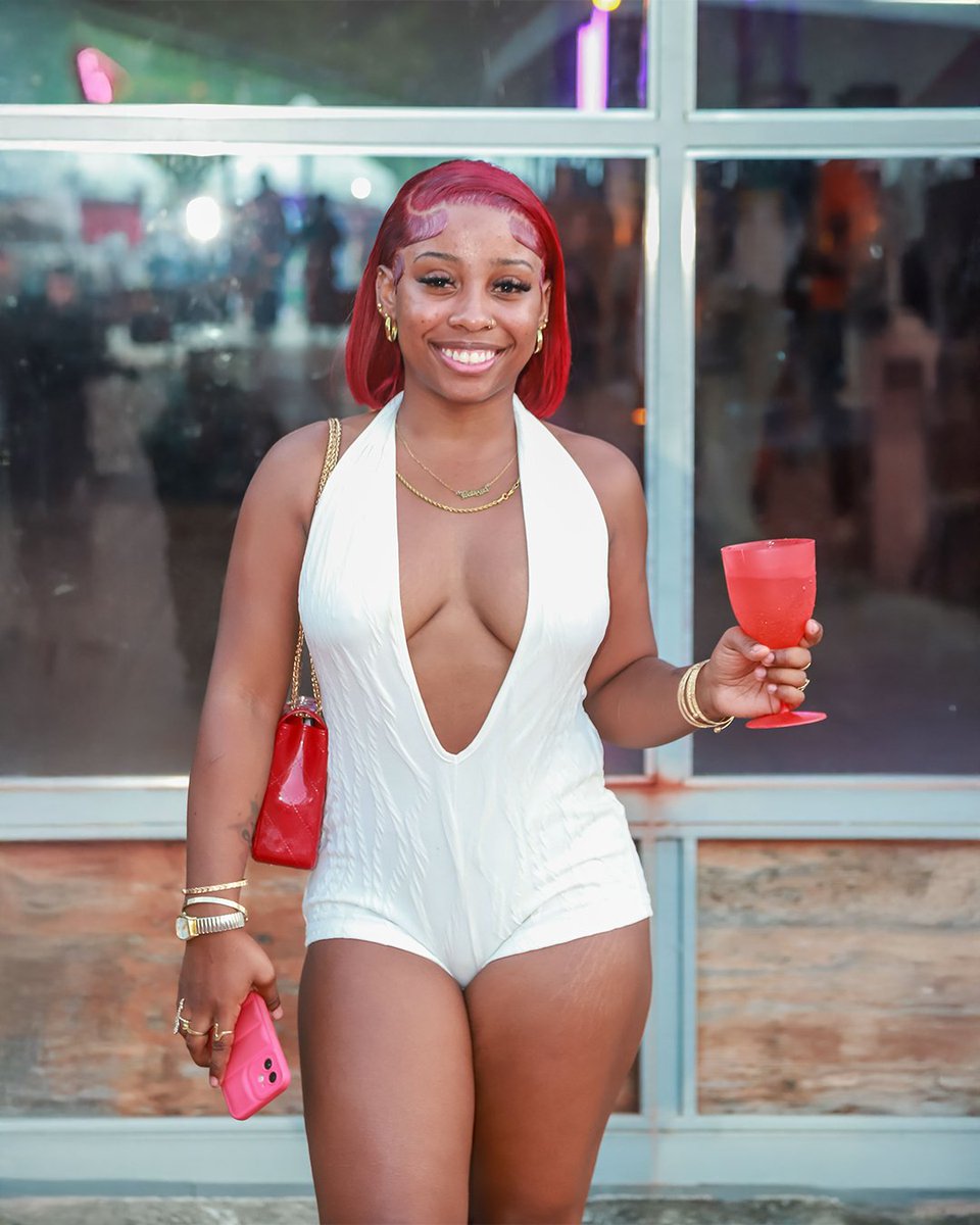 EEEmpire's tweet image. She pulled up, got her plate, and stole the frame 🍗📸
Barbahol 2025 gave vibes and flavor.
The full gallery’s now live: eeempire.com/galleries/barb…
#Barbahol2025 #BBQFestival #CoolerVibes