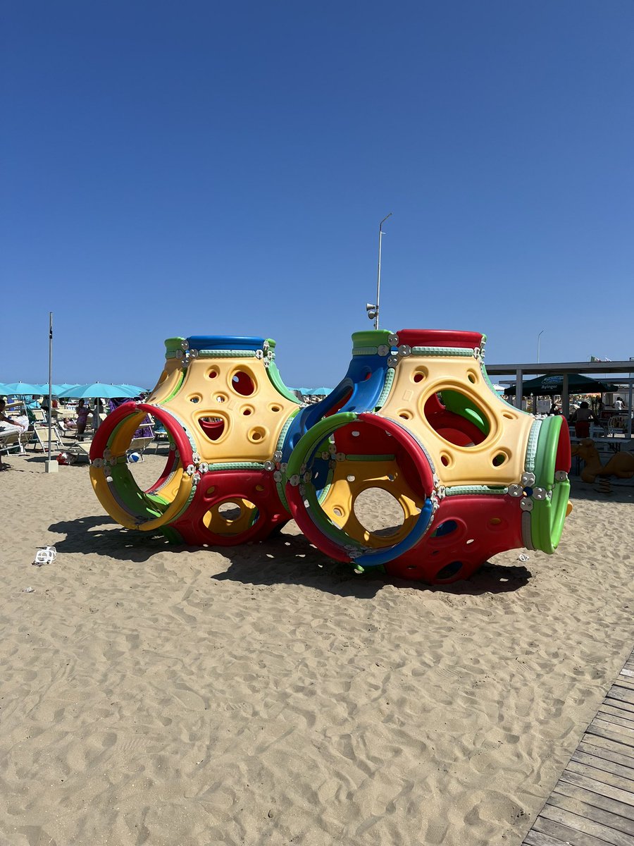 Il metabolismo si propone la simbiosi persona-natura in spazi urbani con megastrutture modulari che rappresentano un organismo biologico di uomo e materia, quasi un alveare, come lo Stratiform Structure Module o la Capsule House K in Giappone o i giochi sulle spiagge romagnole.