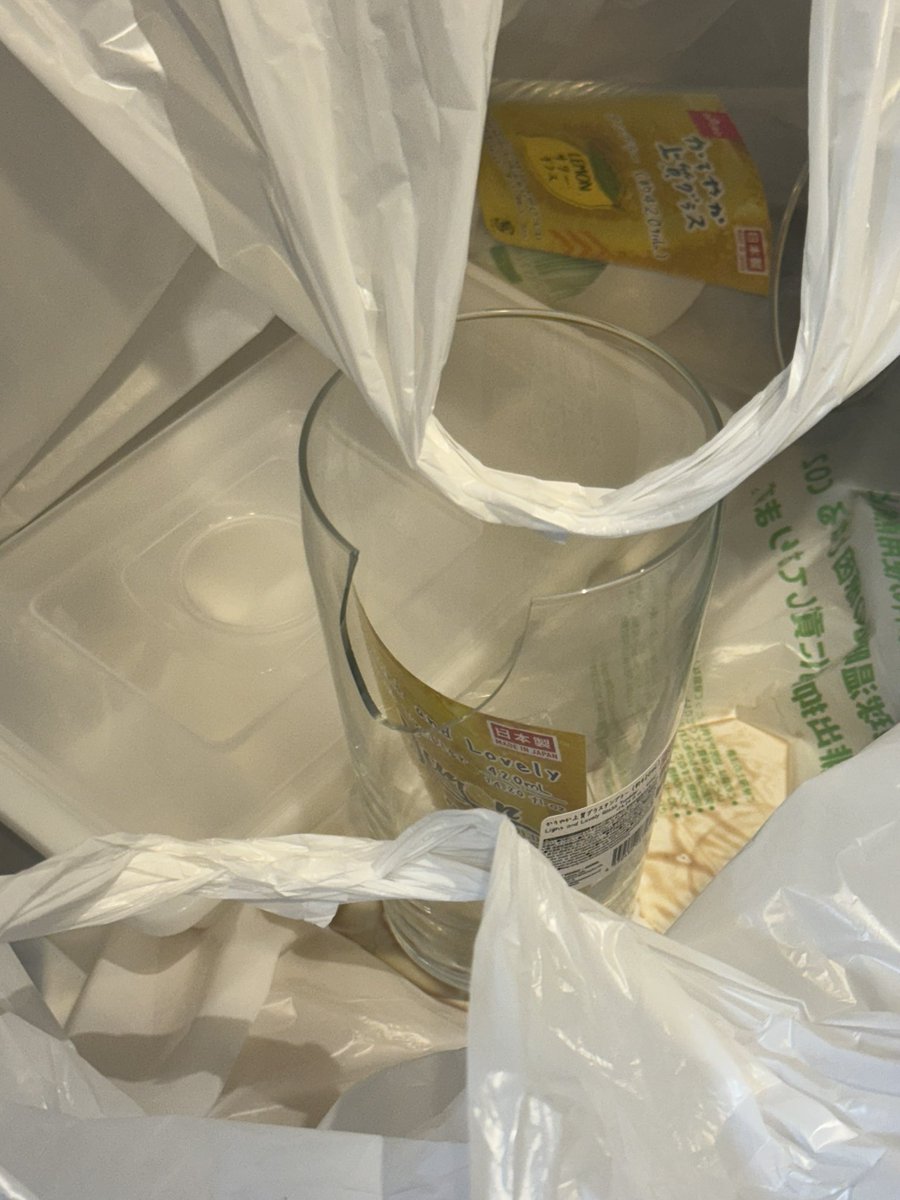 僕ぐらいになればコップはダイソーの帰り道で割るよ