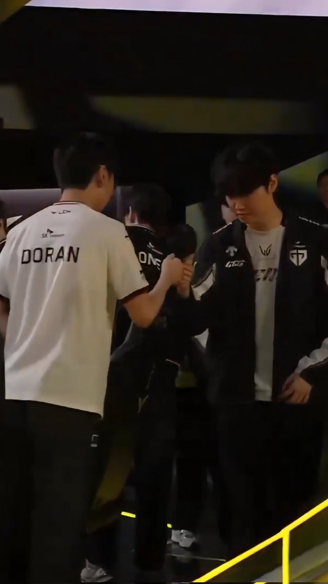 HajiYoshida12's tweet photo. 🥺🌧
#choran #maolan #Chovy #Doran #LCK #lmht #T1 #GENG https://t.co/GmUsRagpSi