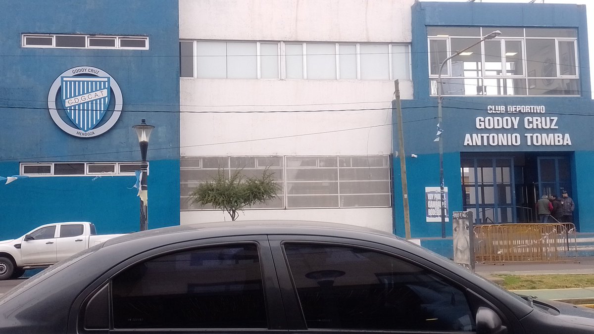 AlbertoRaimundi's tweet image. EL MIG Y REVOLUCION 98.9, LOS UNICOS QUE TRANSMITIMOS A GIMNASIA DESDE EL LUGAR DE LOS HECHOS, MAS ALLA DE LA GENERAL PAZ, A PURO HUEVO, PULMON Y CORAZON TRIPERO 🤍💙🤍