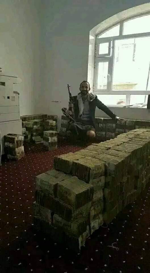 الشعب اليمني في صنعاء والمحافظات المحتلة من الاحتلال الإيراني يشهد اكبر عملية نهب موسمية سنوية وهي الدفع لما يسمى بالمولد النبوي الى جيوب القيادات الحوثية إلايرانية !!.
#اليمن #أحداث_مأرب