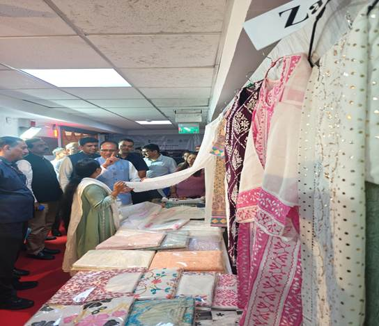 AIRNewsHindi's tweet image. #NationalHandloomDay के अवसर पर, केंद्रीय मंत्री
@ChouhanShivraj ने स्वयं सहायता समूह (SHG) की लाखों महिला सदस्यों के साथ वर्चुअल संवाद किया।

केंद्रीय मंत्री ने कहा कि #हथकरघा आत्मनिर्भरता का प्रतीक है; यह भारत के स्वतंत्रता संग्राम के दौरान अहिंसक संघर्ष का एक हथियार भी था।