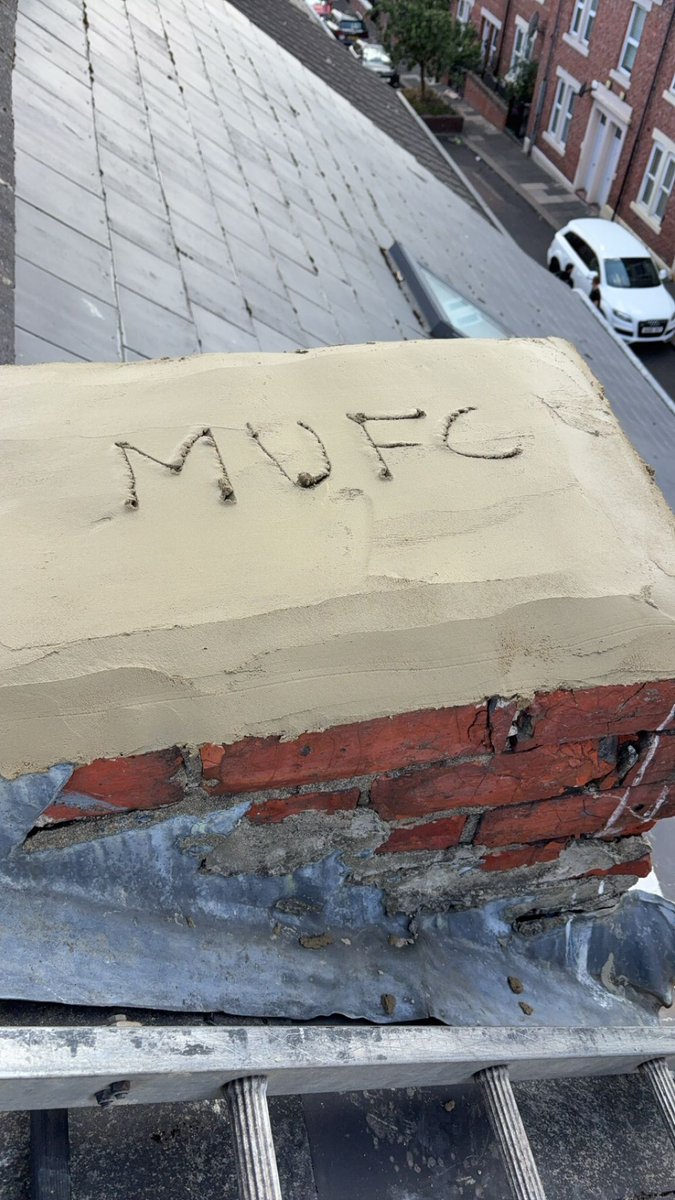 My nephew's been doing some roof work in Newcastle today 🙌😂 
#MUFC 🔴⚪️⚫️
