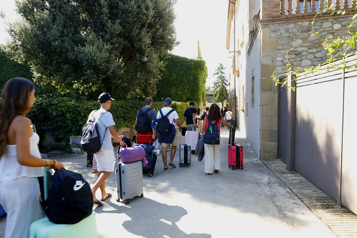 "L'únic que pot alliberar-nos és Crist. Posem tota la nostra esperança en ell, perquè ell és l'esperança que no defrauda".
Dimarts, a Cervià de Ter, en la missa d'acollida al miler de joves pelegrins de Madrid que tornaven del Jubileu dels Joves de Roma.
Fotos: Àngel Almazan