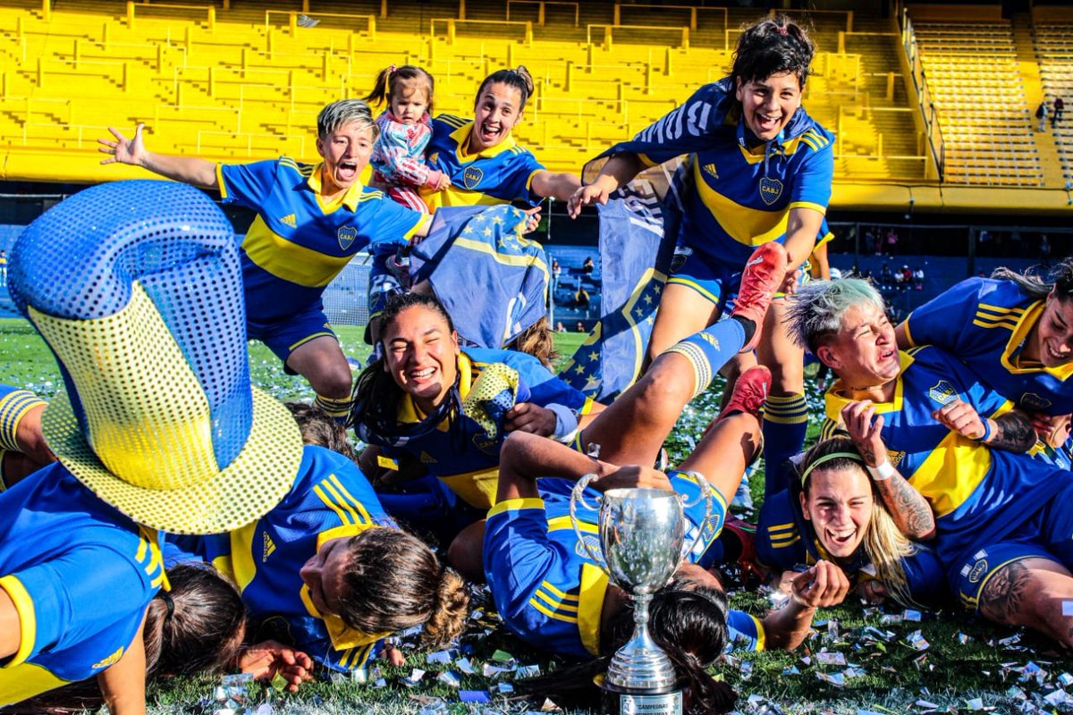 BocaFútbolFemenino (@bocafutfemenino) on Twitter photo 🧵 ¿Quiénes somos en <a href="/BocaFutFemenino/">BocaFútbolFemenino</a> y por qué luchamos por visibilizar a las Gladiadoras?
1⃣ Somos periodistas, creadores y fanáticos que creemos que el fútbol femenino merece cobertura seria, constante y con identidad propia. No somos neutrales: estamos del lado de las que 🧵 ¿Quiénes somos en <a href="/BocaFutFemenino/">BocaFútbolFemenino</a> y por qué luchamos por visibilizar a las Gladiadoras?
1⃣ Somos periodistas, creadores y fanáticos que creemos que el fútbol femenino merece cobertura seria, constante y con identidad propia. No somos neutrales: estamos del lado de las que