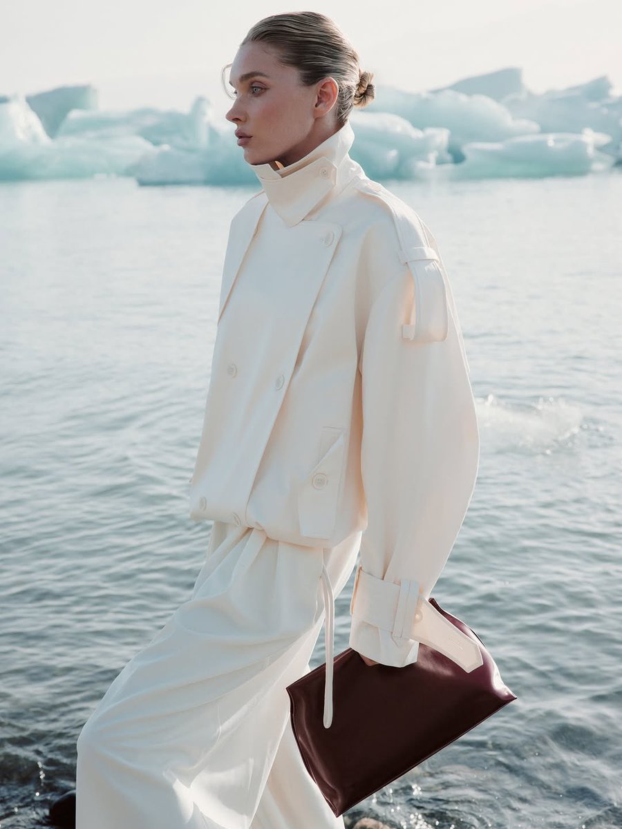 Famous Swedish model Elsa Hosk appeared in a cropped trench coat by COIS, a brand participating in Moscow Fashion Week, in a recent campaign for EKONIKA.
The trench features an adjustable hem, tonal branded buttons, and sleeve tabs, lending the silhouette a more relaxed feel.