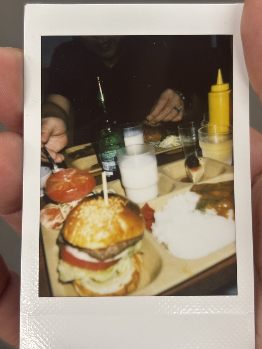 しごおわ
帰りに地元の公園で拾ったチェキ
ハンバーガーしか映ってない
落とした方、必要でしたら連絡ください