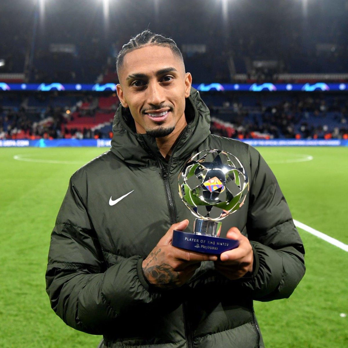 Raphinha for club and country this season! 🇧🇷

👕 64 games  
⚽️ 38 goals 
🅰️ 23 assists 
✅ 61 G/A in 64 games 
🏆 La Liga 
🏆 Spanish Super Cup 
🏆 La Liga POTS

✨ Hattrick vs Bayern Munich 
✨ 5 goals vs Real Madrid 
✨ 5 goals vs Benfica