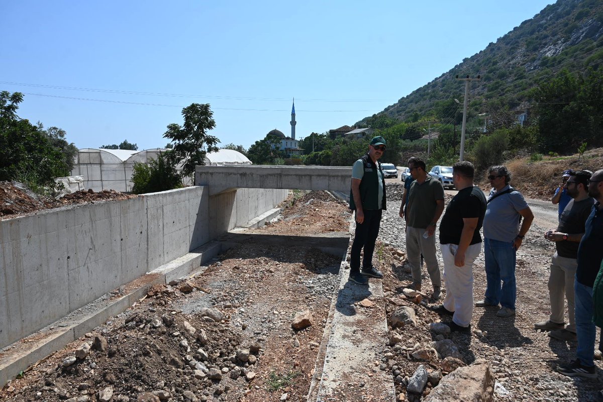 dsi_13_blgmd's tweet photo. 📍Kumluca

Bölge Müdürümüz Özhan Erdanışman, beraberindeki teknik heyet ile birlikte #Kumluca Salur Mahallesi Boğaz ve Hendek Dereleri Taşkın Kontrol inşaatında incelemelerde bulunarak işin ilerleyişi hakkında bilgi aldı. https://t.co/sFhkVAorht