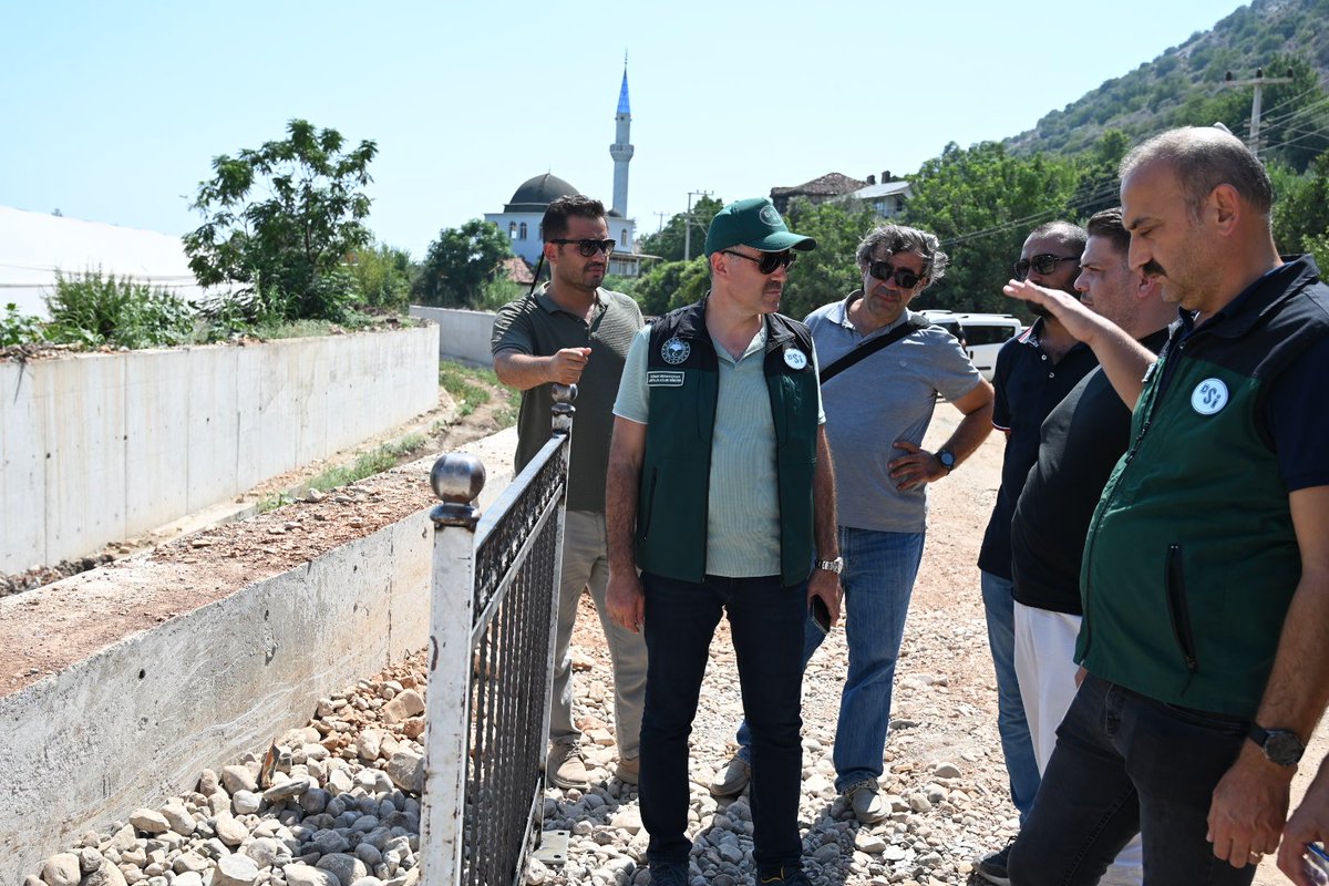 dsi_13_blgmd's tweet photo. 📍Kumluca

Bölge Müdürümüz Özhan Erdanışman, beraberindeki teknik heyet ile birlikte #Kumluca Salur Mahallesi Boğaz ve Hendek Dereleri Taşkın Kontrol inşaatında incelemelerde bulunarak işin ilerleyişi hakkında bilgi aldı. https://t.co/sFhkVAorht