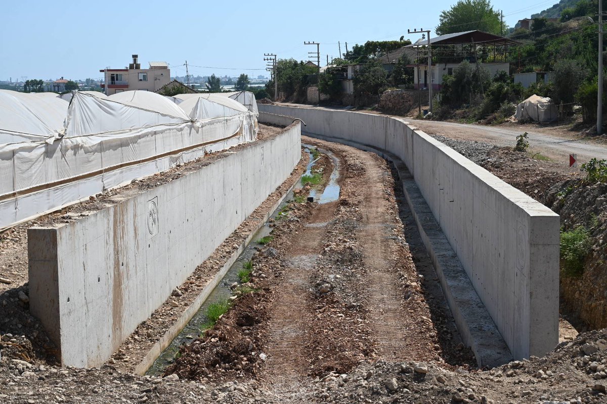 dsi_13_blgmd's tweet photo. 📍Kumluca

Bölge Müdürümüz Özhan Erdanışman, beraberindeki teknik heyet ile birlikte #Kumluca Salur Mahallesi Boğaz ve Hendek Dereleri Taşkın Kontrol inşaatında incelemelerde bulunarak işin ilerleyişi hakkında bilgi aldı. https://t.co/sFhkVAorht