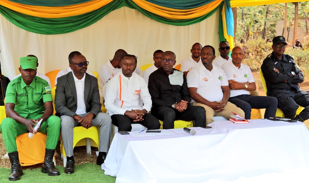 Rwamagana District (@rwamaganadistr) on Twitter photo Uyu munsi mu Murenge wa Nzige, Umuyobozi w'Akarere <a href="/RadjabM/">Radjab Mbonyumuvunyi</a> yasoje amasomo y'ababyeyi bafite abana bato bamaze amezi 6 biga "Uburere Buboneye", ku bufatanye n'Itorero EPR na Help a Child mu Rwanda, yageze ku miryango 600 yo mu Mirenge ya Nzige, Rubona na Fumbwe n'urubyiruko 120. Uyu munsi mu Murenge wa Nzige, Umuyobozi w'Akarere <a href="/RadjabM/">Radjab Mbonyumuvunyi</a> yasoje amasomo y'ababyeyi bafite abana bato bamaze amezi 6 biga "Uburere Buboneye", ku bufatanye n'Itorero EPR na Help a Child mu Rwanda, yageze ku miryango 600 yo mu Mirenge ya Nzige, Rubona na Fumbwe n'urubyiruko 120.