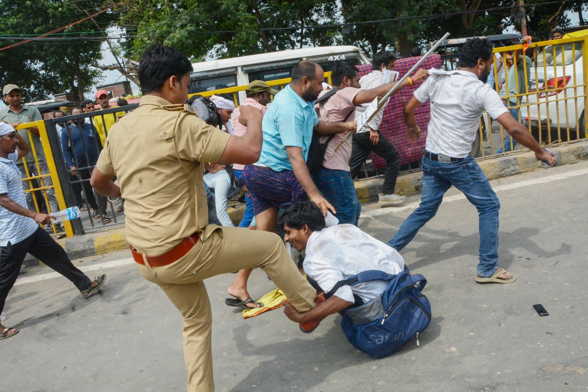 STET अभ्यर्थियों पर लाठीचार्ज — क्या नौकरी माँगना अब जुर्म है?

पटना की सड़कों पर आज फिर वही दृश्य दिखा —
छात्र अपने अधिकारों की माँग को लेकर शांतिपूर्वक प्रदर्शन कर रहे थे,
माँग थी बस इतनी कि TRE 4 से पहले STET की परीक्षा करवाई जाए।
लेकिन जवाब में मिला क्या?

पुलिस की बेरहम