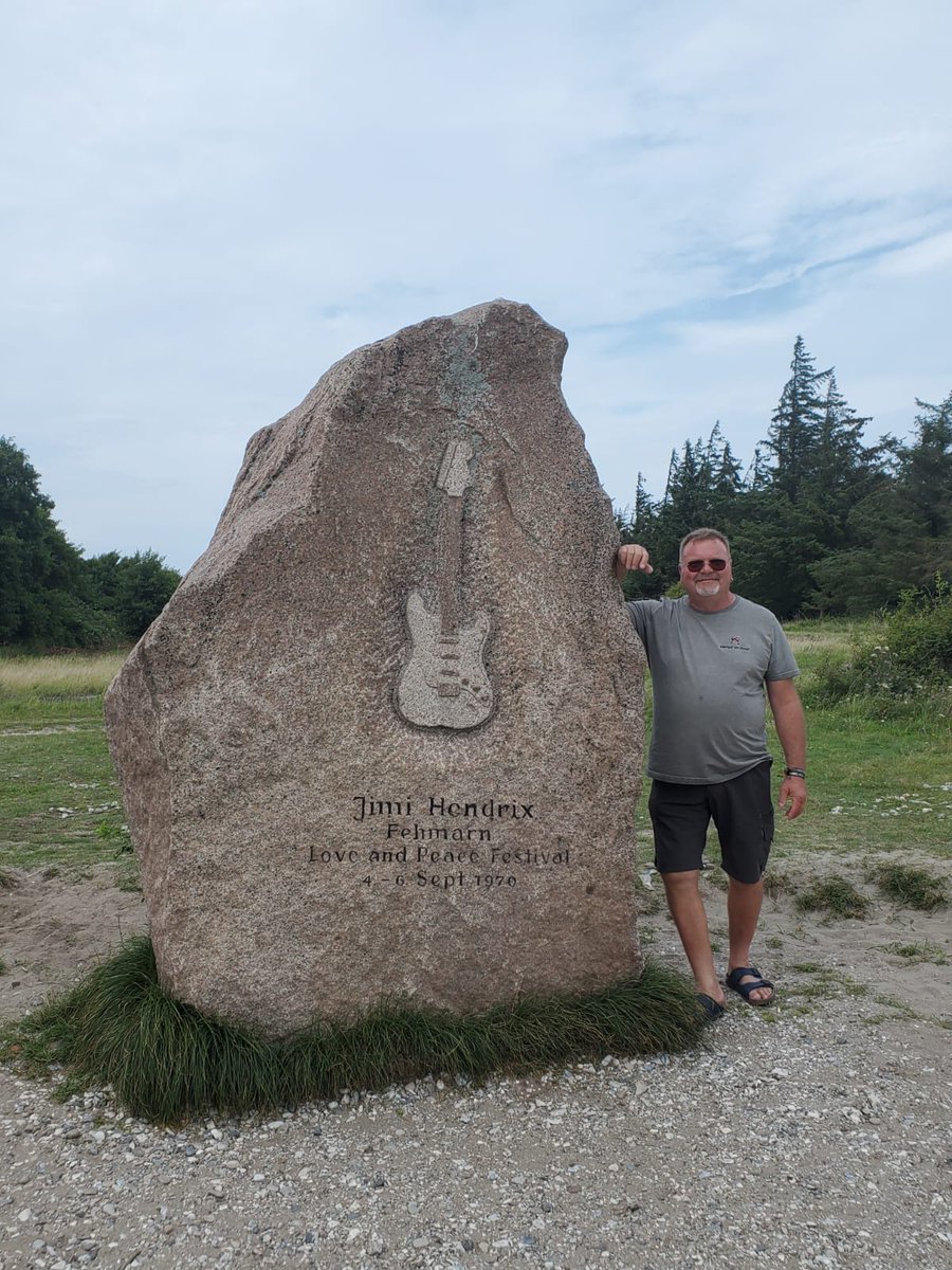 Jimi Hendrix gab sein letztes großes Konzert auf Fehmarn. Es sollte wie ein kleines Woodstock werden und scheiterte fast am extrem schlechten Wetter.
Möglicherweise eine Inspiration für das spätere Wacken Open Air nicht weit weg von hier.🤘