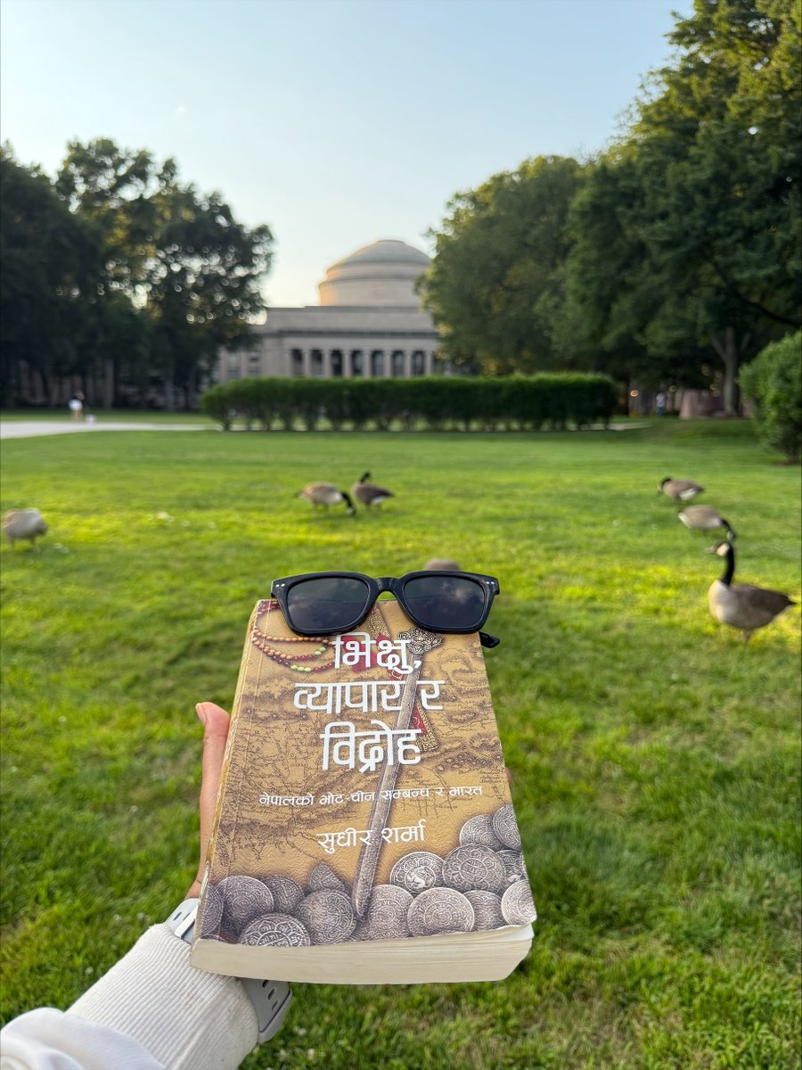 अमेरिकाको कनेक्टिकट विश्वविद्यालयका पिएचडी विद्यार्थी बाबुराम चालिसेजी इस्ट कोस्टमा जहाँ–जहाँ घुम्न जानुभो, ‘भिक्षु, व्यापार र विद्रोह’लाई पनि सँगसँगै घुमाउनु भएछ— हावर्ड, एमआईटी, ह्वाइट हाउस, क्यापिटोल हिल धेरैतिर ।

मलाई रमाइलो लाग्यो, केही तस्बिर यता सेयर गरें है 😊