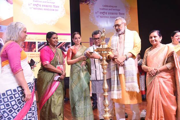 pibvijayawada's tweet image. 11వ జాతీయ చేనేత దినోత్సవాన్ని ప్రారంభించిన కేంద్ర @TexMinIndia శాఖ మంత్రి శ్రీ @girirajsinghbjp

#NationalHandloomDay
#nationalhandloomday2025 
#NationalHandloomDay  
#VocalForLocal 

వివరాలు:pib.gov.in/PressReleasePa…