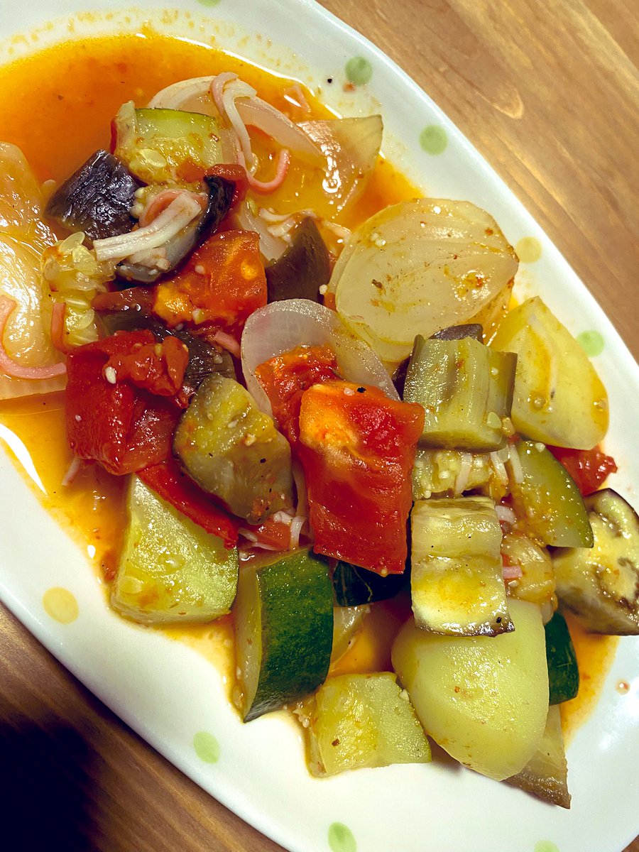 今日はお茄子🍆の在庫がたくさんあったので、「茄子のグラタン」と、「夏野菜のラタトゥイユ」作りました☺🌟
お腹すいてたし、美味しかった😋💞
仕事帰りの電車で２駅も寝過ごしてしまいました🚃😅
明日１日頑張ろう🌻
おやすみなさい🛋𓂃 𓈒

#茄子グラタン
#ラタトゥイユ
#寝不足なので寝ます