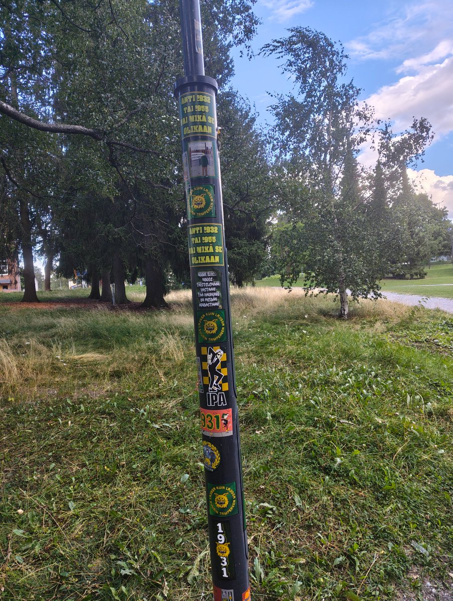 Minusta <a href="/ilvesfootball/">Ilves Football</a> kuuluisi komentaa rakkinsa siivoamaan käyttämänsä kusitolpat. #vandalismi #huliganismi #tarrasaaste <a href="/Tamperekaupunki/">Tampereen kaupunki</a>