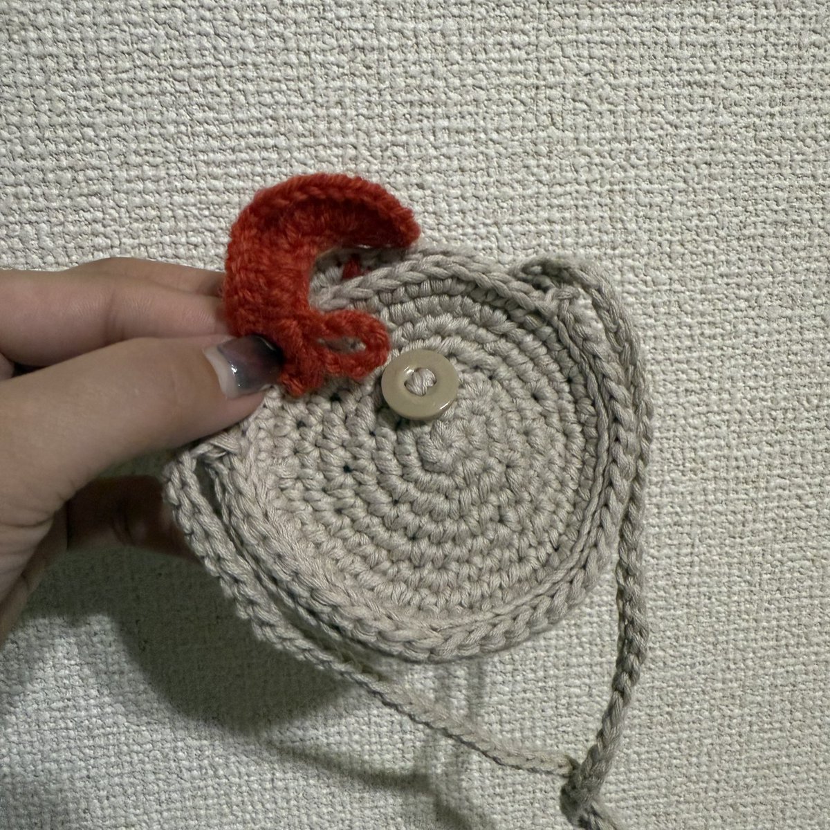 gwt_ag's tweet image. おでかけバッグ(セン)(グリム)を編みました。
にわとりはトサカがボタンでとめれるようになっている。