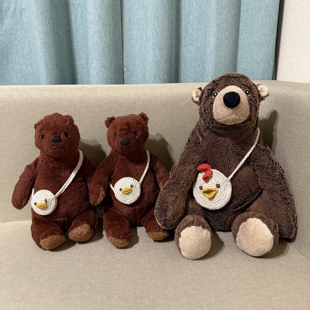 gwt_ag's tweet image. おでかけバッグ(セン)(グリム)を編みました。
にわとりはトサカがボタンでとめれるようになっている。