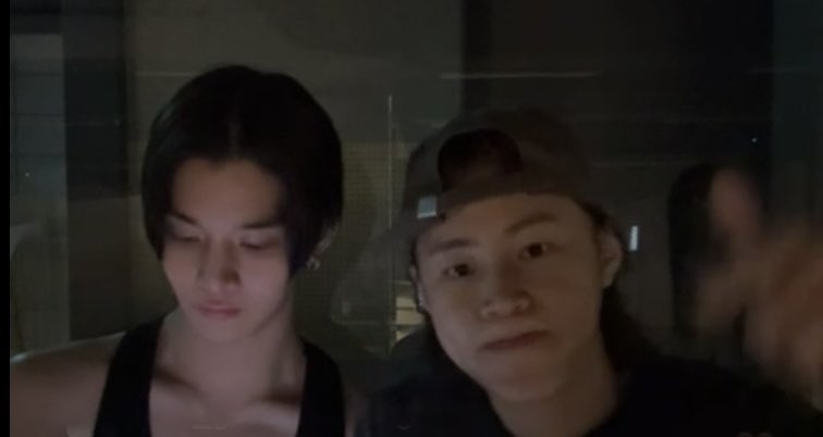 아 볼빵빵 너무 기여워 왼쪽이 형인가요?