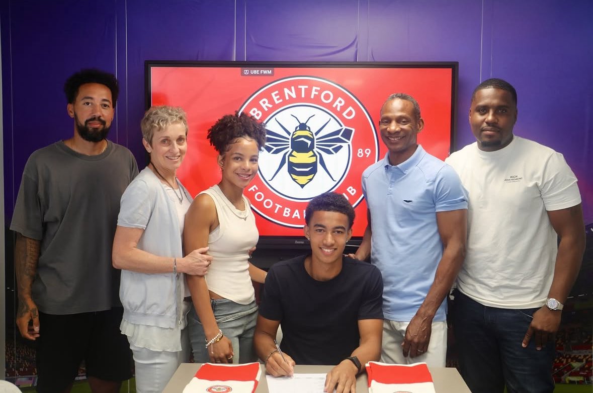 Congrats to local Luka Bentt on signing his first pro contract with <a href="/BrentfordFC/">Brentford FC</a> today 👏 

Luka has been playing up with the older aged <a href="/BrentfordFCPDP/">Brentford Academy</a> teams since arriving and this season will play with Brentford B (U23) side as a 17 year old 👀 #RepDMV #DMVBred
