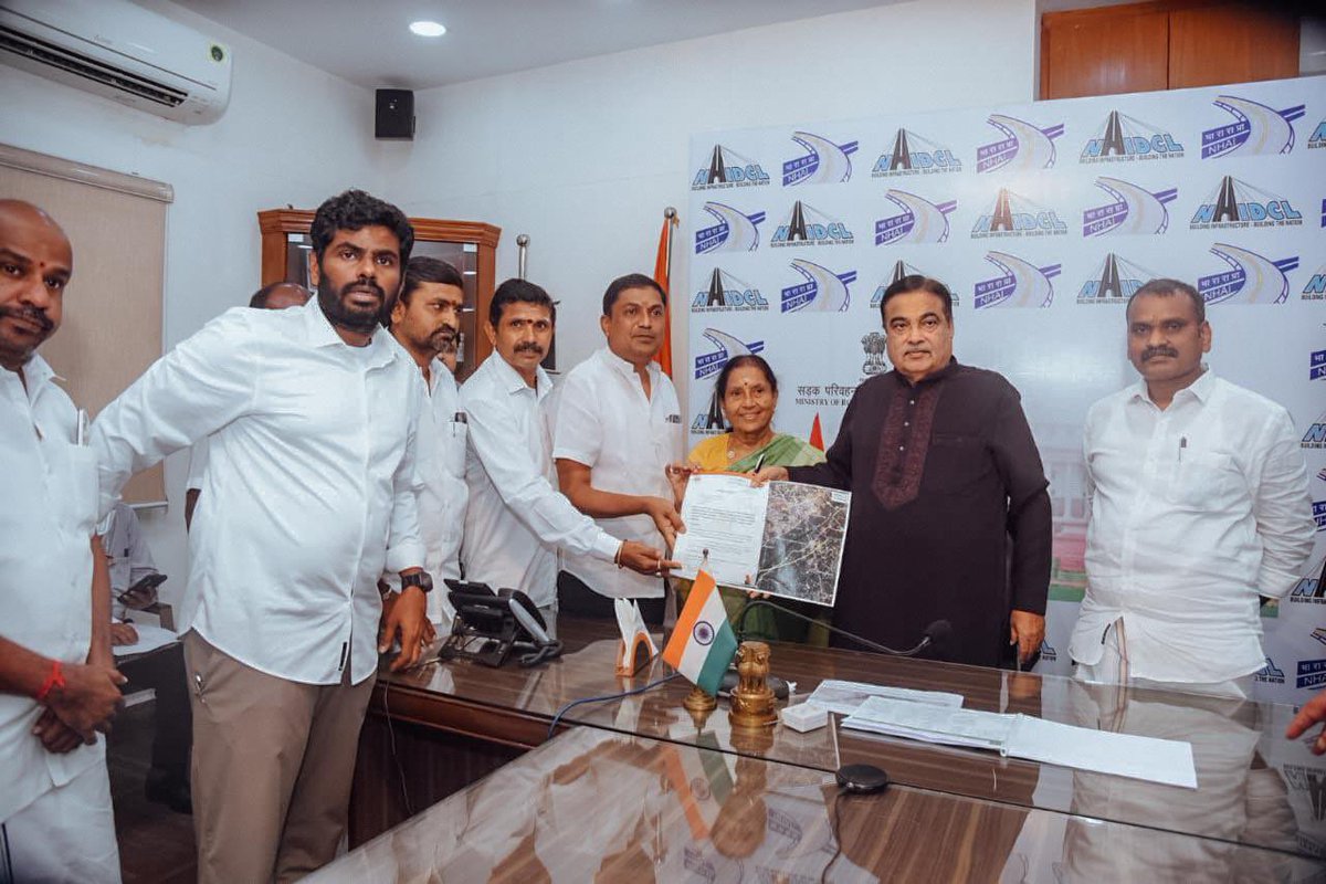 இன்றைய தினம், புதுடெல்லியில், நமது மாண்புமிகு மத்திய சாலைப் போக்குவரத்து மற்றும் நெடுஞ்சாலைத் துறை அமைச்சர் திரு. <a href="/nitin_gadkari/">Nitin Gadkari</a>  அவர்களை, நமது மாண்புமிகு மத்திய இணையமைச்சர் திரு <a href="/DrLMurugan/">Dr.L.Murugan</a> அவர்களுடன் சென்று சந்திக்கும் வாய்ப்பு கிடைத்ததில் மிகுந்த மகிழ்ச்சி அடைகிறேன். நமது