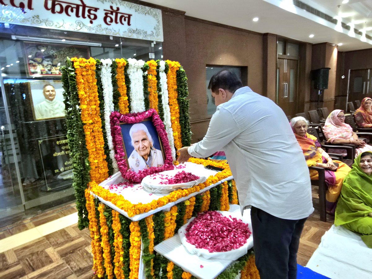 Barmer_Harish's tweet photo. अपने जीवन के अंतिम क्षण तक थार की जनता की सेवा में समर्पित रहीं मातृशक्ति आदरणीया मदन कौर जी के आकस्मिक निधन पर आज जोधपुर में आयोजित श्रद्धांजलि सभा में शामिल होकर उन्हें भावभीनी श्रद्धांजलि अर्पित की।

हम सभी के दिलों में बाईजी की स्मृति सदैव जीवंत रहेगी https://t.co/u6sC6P8vSw