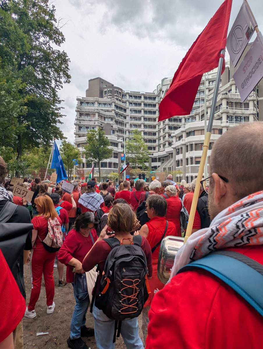 Ik sta hier weer. Weer te demonstreren. Terwijl in Gaza duizenden gezinnen zijn uitgemoord, praat de Kamer en doet niets. We weten allang dat er geen verandering komt vanuit Den Haag. Nederland staat opnieuw aan de verkeerde kant vd geschiedenis. En zolang dat zo is, sta ik hier