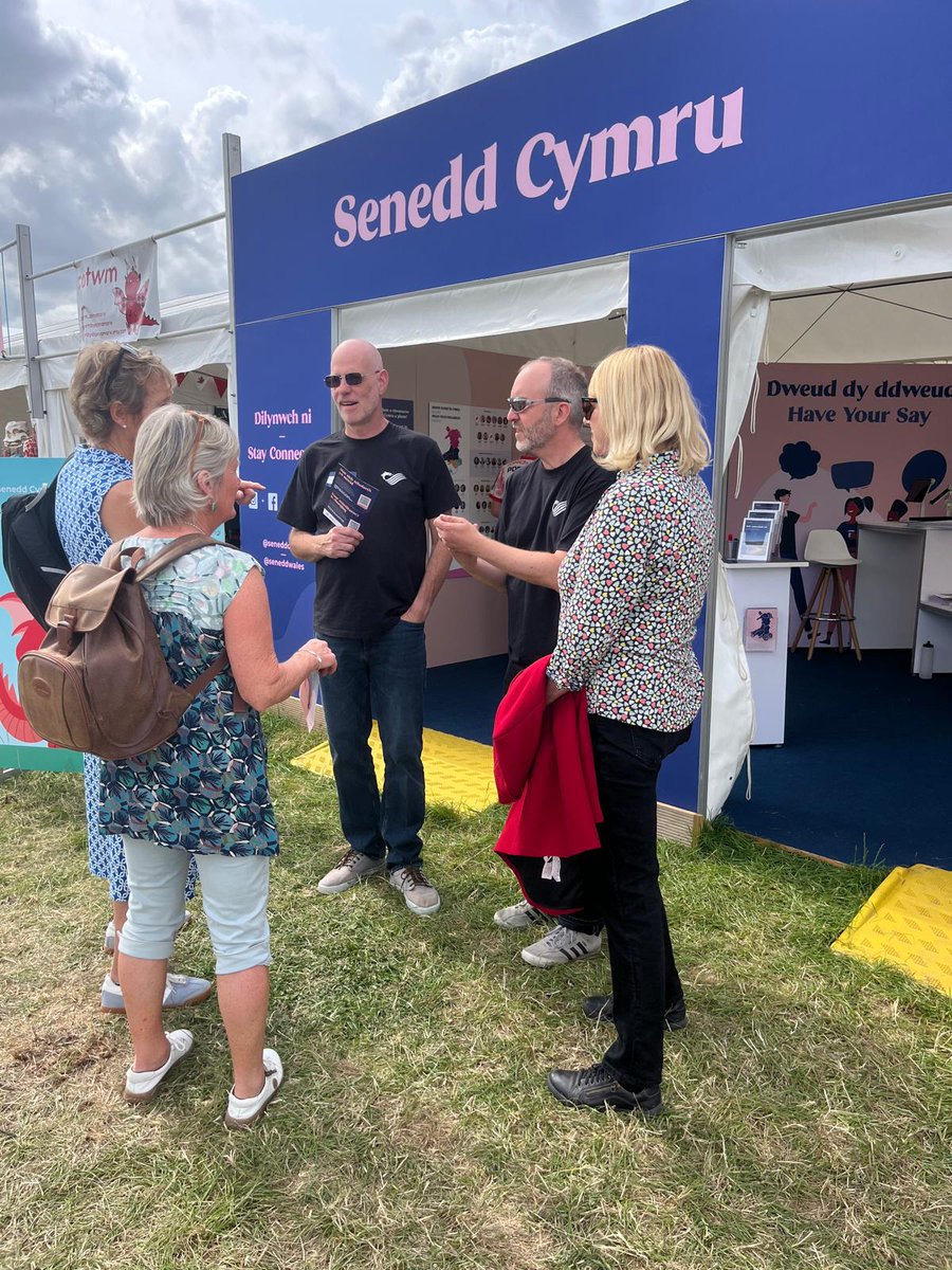 Cadeirydd y Pwyllgor Deisebau, <a href="/CThomasMS/">Carolyn Thomas MS / AS</a>, oedd yn cynnal sesiwn agored yn yr Eisteddfod ddoe, lle roedd pobl yn gallu gofyn unrhyw beth am sut i ddechrau deiseb, a sut mae ein system yn gweithio.