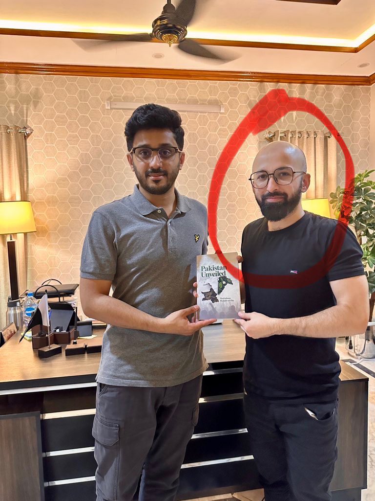 ایک ڈیڑھ سال پہلے، رات کے وقت اسلام آباد کے ایف-6 کوہسار مارکیٹ سے اس ٹکلے کو کیب میں بٹھایا۔یہ سوہان کے علاقے کا رہائشی ہے اور تقریباً 30 منٹ کی رائڈ کے دوران وہ فون پر عروج سیامی نامی صحافی سے بات کر رہا تھا۔ گفتگو میں اس نے بتایا کہ وہ کچھ سیاستدانوں کے ایکس اکاؤنٹس چلاتا ہے