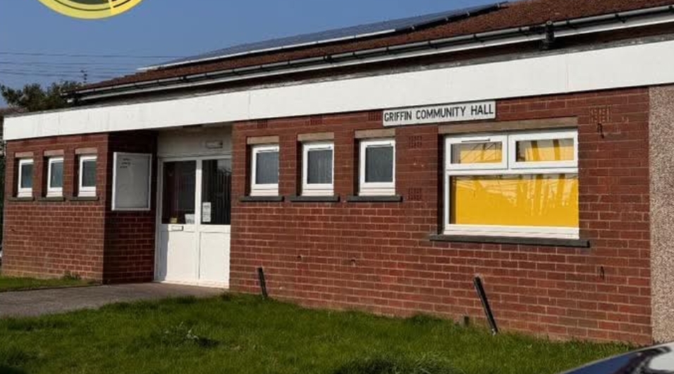 👮🏻 POLICE DESK👮🏻 
Come along to The GRIFFIN COMMUNITY CENTRE on Monday 18th August 10:00-12:00 to chat with PCSO JONES about any issues you have about the area the Police can try and help with.  
#WorkingWithCommunities #HereToHelp