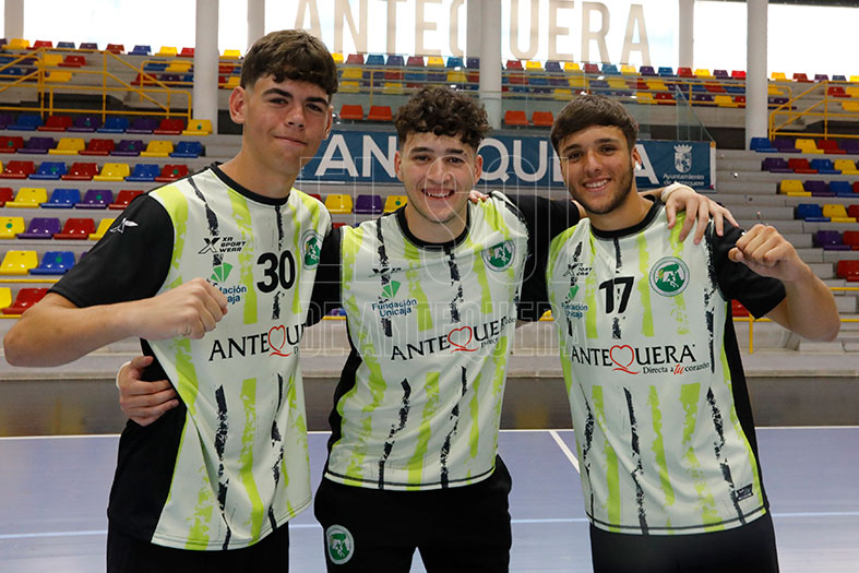 ElSoldAntequera's tweet photo. 💚 🏐 #Balonmano📰#Antequera #PrimeraNacional
👉 La juventud marca el nuevo ciclo del Balonmano Los Dólmenes Antequera. Los de Agustín Vidal y Dani Podadera ya entrenan.
@DolmenesAtqBM
#periodismoSOL
⤵️ Toda la crónica: https://t.co/WXStlDvtn4 https://t.co/E5DkdYNBVH