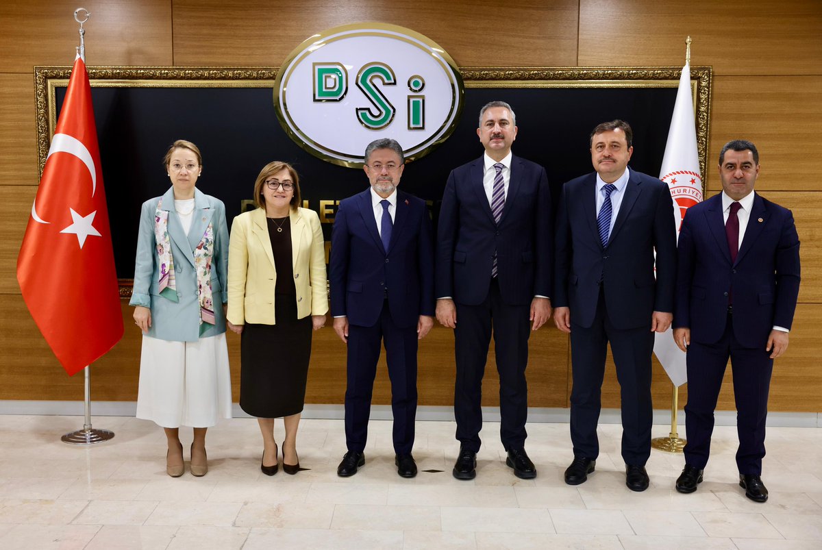 Tarım ve Orman Bakanımız Sayın İbrahim Yumaklı'yı ziyaret ettik. Gaziantep'imizin en önemli meselelerinden olan su projelerimizi istişare ettik.

Hemşehrilerimizin, çiftçilerimizin her türlü su ihtiyacını karşılayacak Barak ve Kılavuzlu sulama projelerimiz başta olmak üzere,