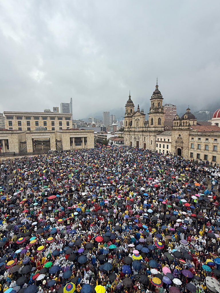 Increíble e inconmensurable el amor que Colombia siente por el gran colombiano Álvaro Uribe. La plaza completamente llena sin pagar un solo peso, repartir un tamal ni obligar a nadie!